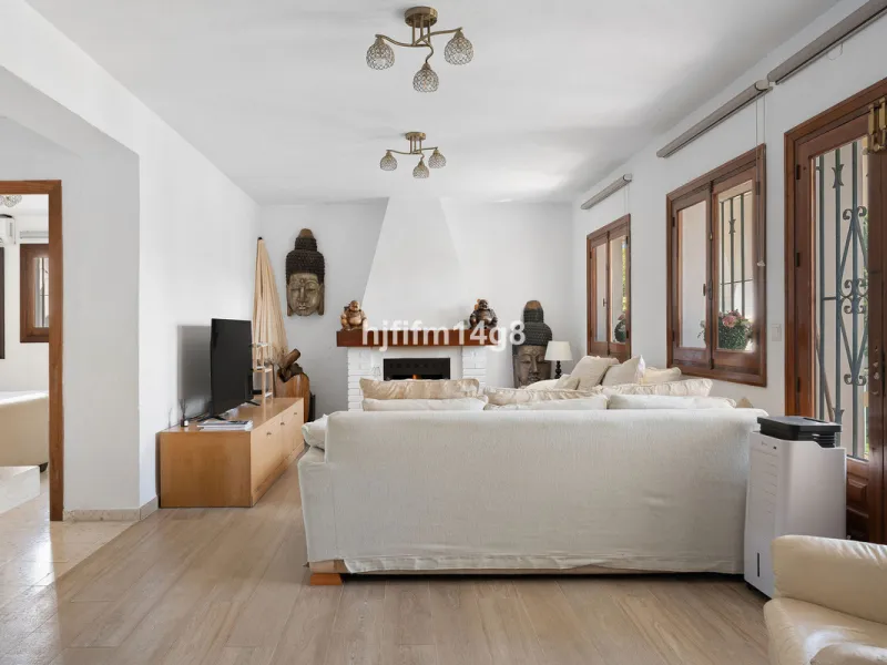 Located in the highly sought-after area of La Campana, this charming 4-bedroom villa offers an exceptional opportunity to enjoy comfortable living in one of the most convenient and well-connected parts of Nueva Andalucía, just minutes from the vibrant lif