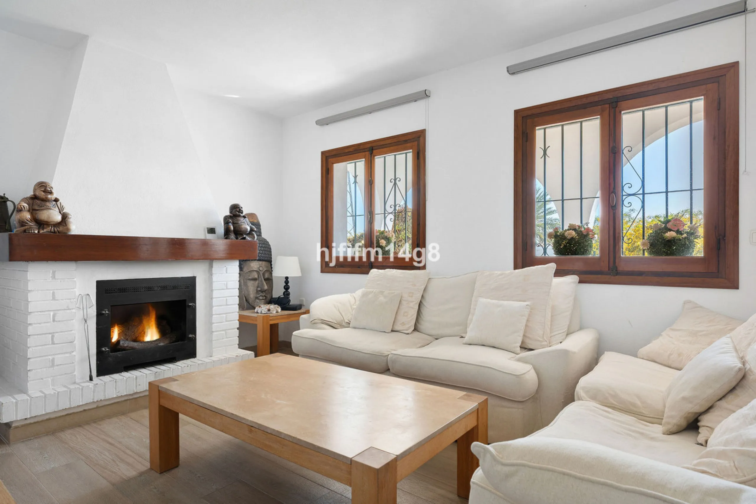 Located in the highly sought-after area of La Campana, this charming 4-bedroom villa offers an exceptional opportunity to enjoy comfortable living in one of the most convenient and well-connected parts of Nueva Andalucía, just minutes from the vibrant lif