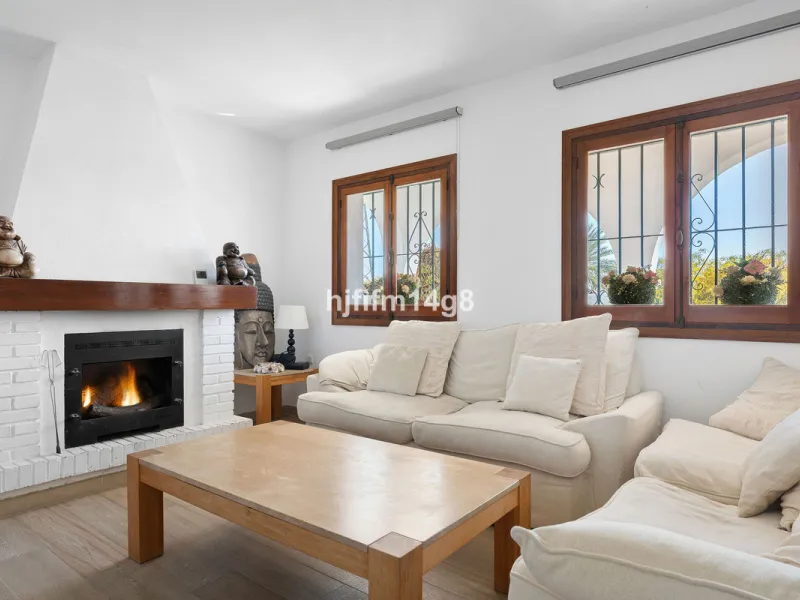 Located in the highly sought-after area of La Campana, this charming 4-bedroom villa offers an exceptional opportunity to enjoy comfortable living in one of the most convenient and well-connected parts of Nueva Andalucía, just minutes from the vibrant lif