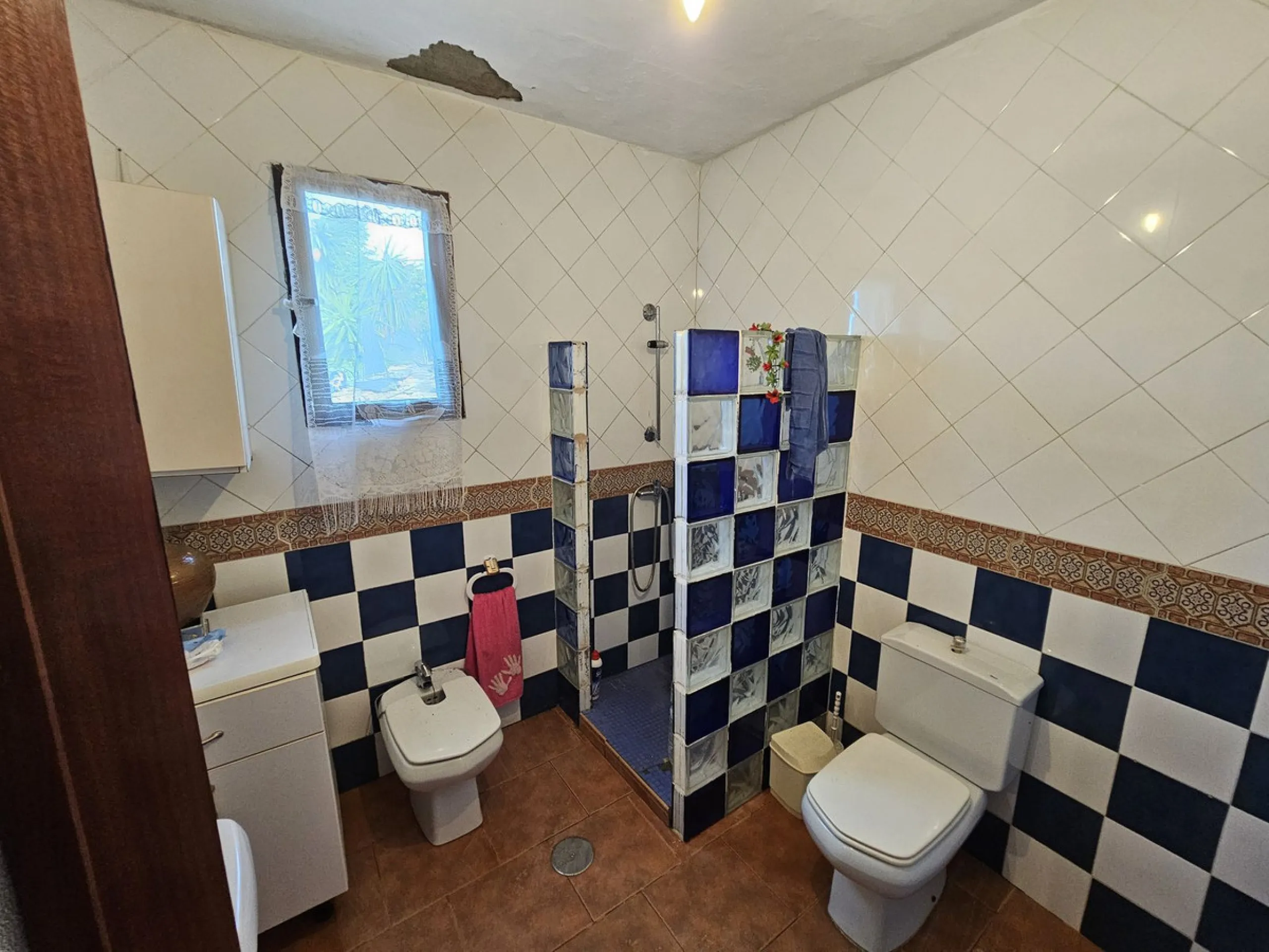 ***Special listing *** Do you dream to live off grid on the costa del sol, close to the sea, but in the mountains? This property is located in the mouth of el canuto, a beautiful nature reserve in casares malaga, very good for hiking, climbing, bird watch