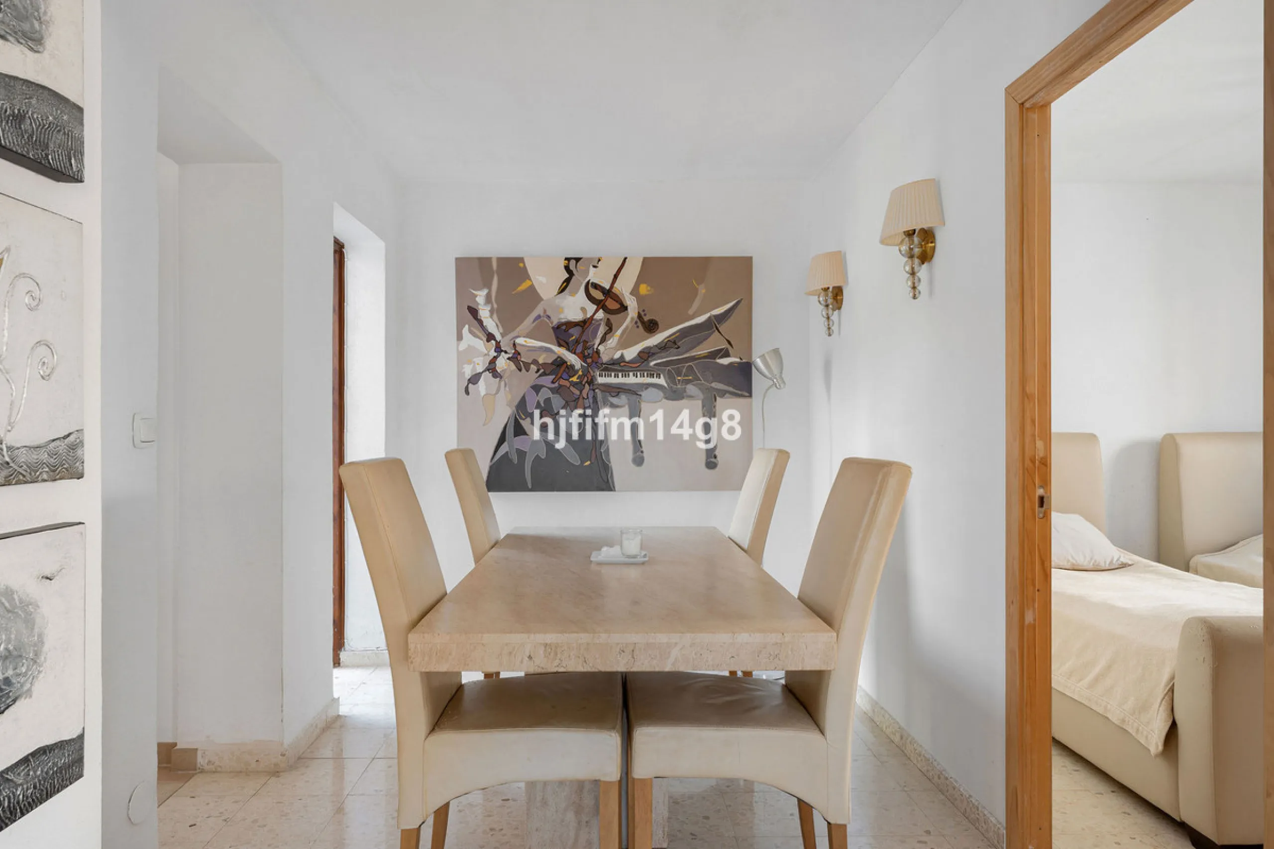 Located in the highly sought-after area of La Campana, this charming 4-bedroom villa offers an exceptional opportunity to enjoy comfortable living in one of the most convenient and well-connected parts of Nueva Andalucía, just minutes from the vibrant lif
