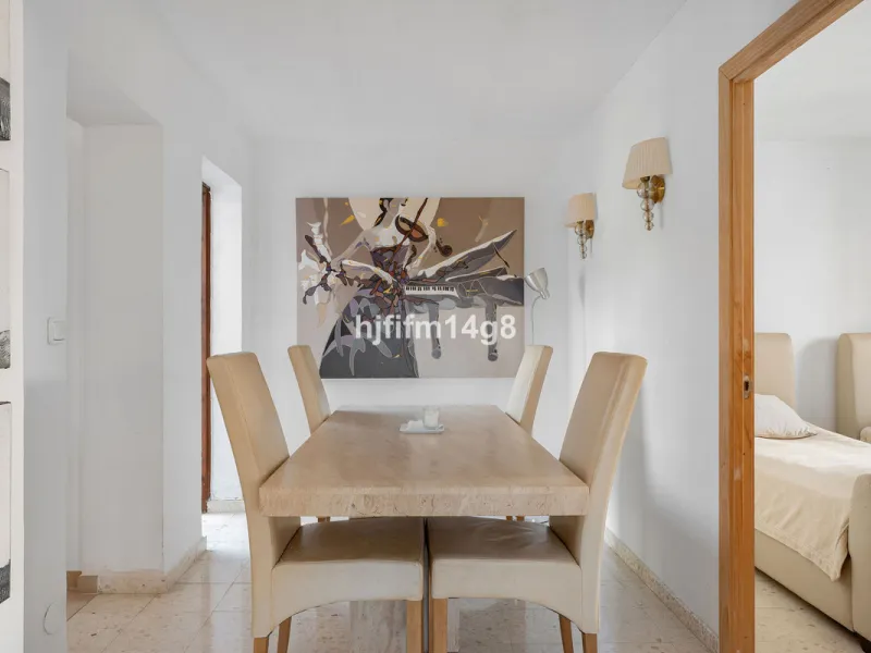 Located in the highly sought-after area of La Campana, this charming 4-bedroom villa offers an exceptional opportunity to enjoy comfortable living in one of the most convenient and well-connected parts of Nueva Andalucía, just minutes from the vibrant lif