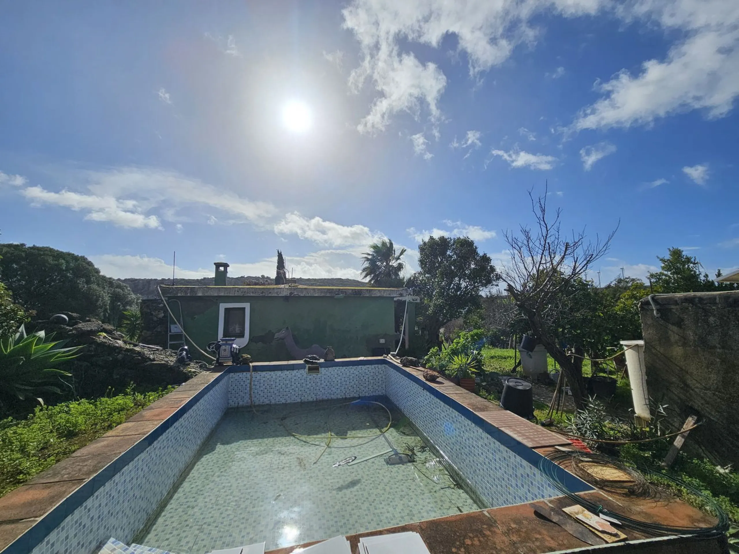 ***Special listing *** Do you dream to live off grid on the costa del sol, close to the sea, but in the mountains? This property is located in the mouth of el canuto, a beautiful nature reserve in casares malaga, very good for hiking, climbing, bird watch