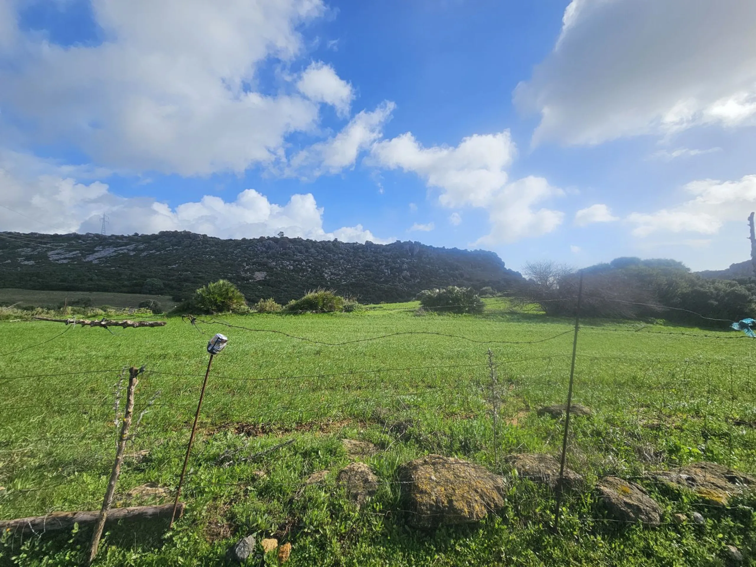 ***Special listing *** Do you dream to live off grid on the costa del sol, close to the sea, but in the mountains? This property is located in the mouth of el canuto, a beautiful nature reserve in casares malaga, very good for hiking, climbing, bird watch