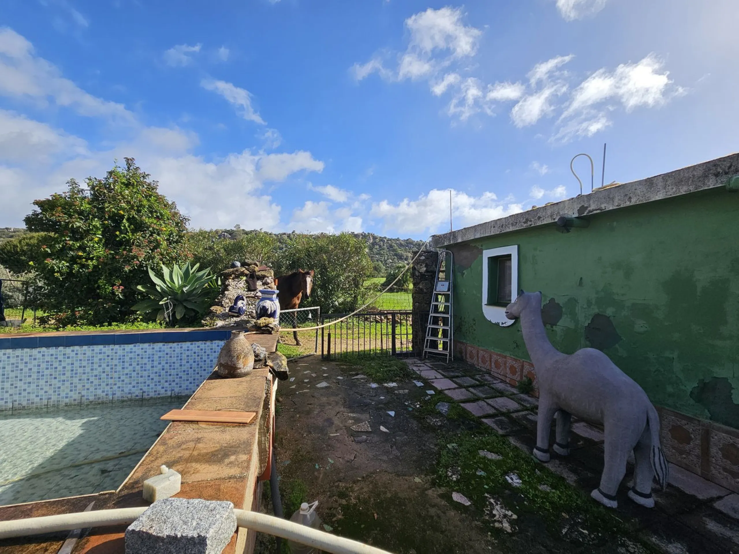 ***Special listing *** Do you dream to live off grid on the costa del sol, close to the sea, but in the mountains? This property is located in the mouth of el canuto, a beautiful nature reserve in casares malaga, very good for hiking, climbing, bird watch