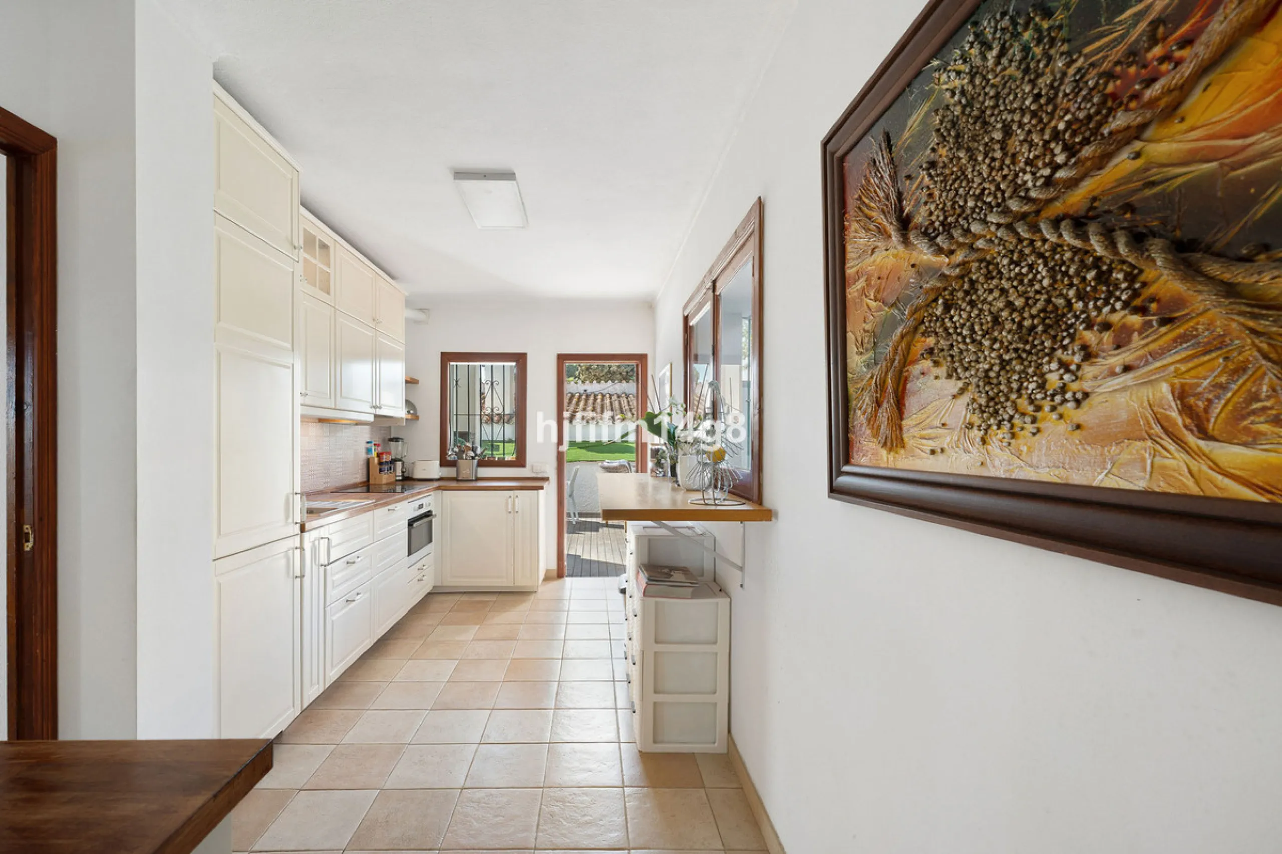 Located in the highly sought-after area of La Campana, this charming 4-bedroom villa offers an exceptional opportunity to enjoy comfortable living in one of the most convenient and well-connected parts of Nueva Andalucía, just minutes from the vibrant lif