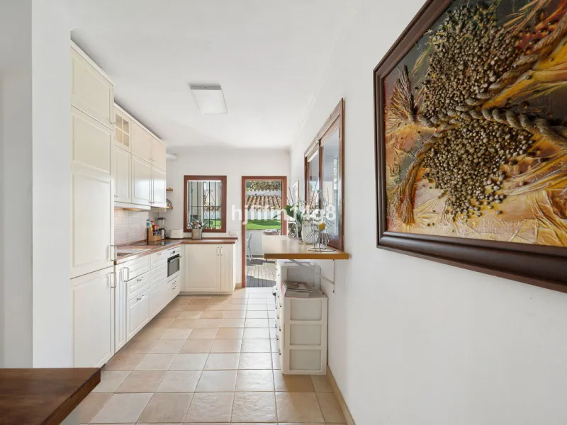 Located in the highly sought-after area of La Campana, this charming 4-bedroom villa offers an exceptional opportunity to enjoy comfortable living in one of the most convenient and well-connected parts of Nueva Andalucía, just minutes from the vibrant lif