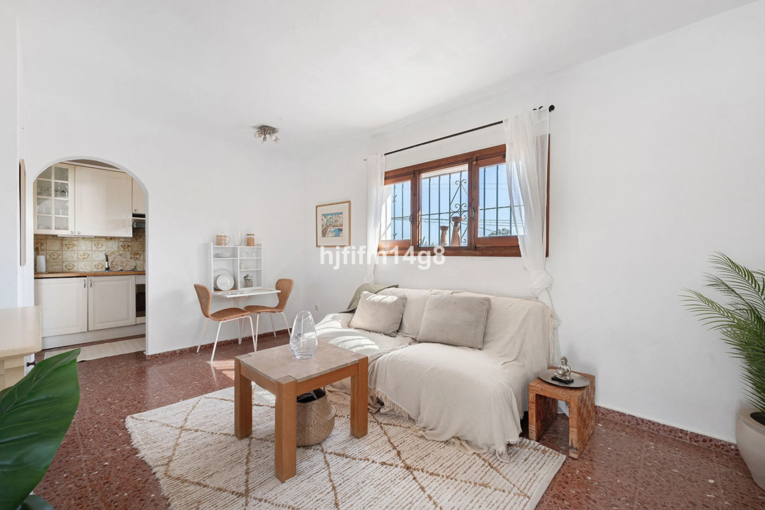 Located in the highly sought-after area of La Campana, this charming 4-bedroom villa offers an exceptional opportunity to enjoy comfortable living in one of the most convenient and well-connected parts of Nueva Andalucía, just minutes from the vibrant lif
