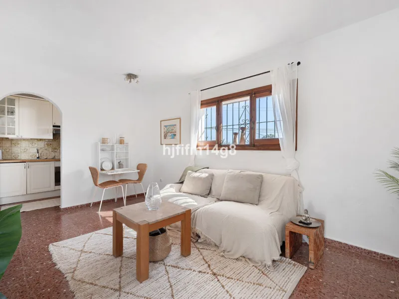Located in the highly sought-after area of La Campana, this charming 4-bedroom villa offers an exceptional opportunity to enjoy comfortable living in one of the most convenient and well-connected parts of Nueva Andalucía, just minutes from the vibrant lif