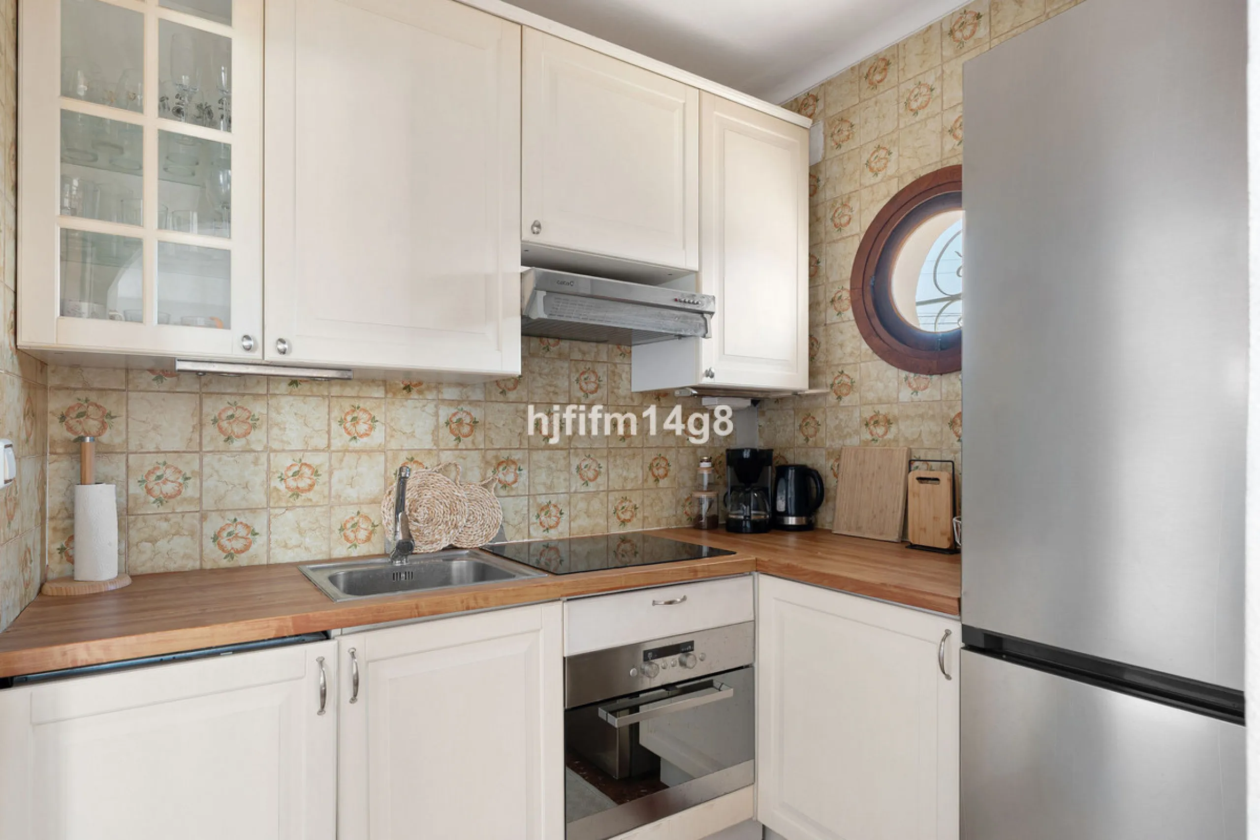 Located in the highly sought-after area of La Campana, this charming 4-bedroom villa offers an exceptional opportunity to enjoy comfortable living in one of the most convenient and well-connected parts of Nueva Andalucía, just minutes from the vibrant lif