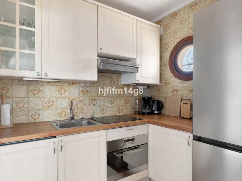 Located in the highly sought-after area of La Campana, this charming 4-bedroom villa offers an exceptional opportunity to enjoy comfortable living in one of the most convenient and well-connected parts of Nueva Andalucía, just minutes from the vibrant lif