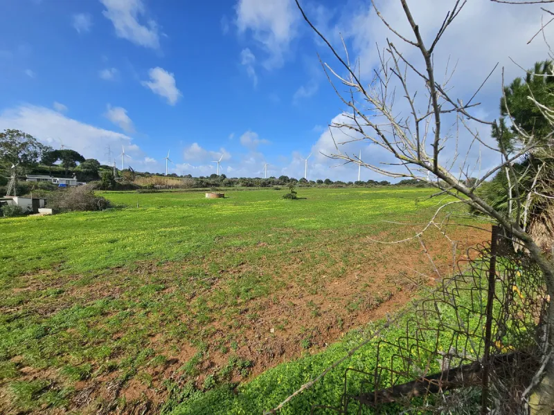 ***Special listing *** Do you dream to live off grid on the costa del sol, close to the sea, but in the mountains? This property is located in the mouth of el canuto, a beautiful nature reserve in casares malaga, very good for hiking, climbing, bird watch