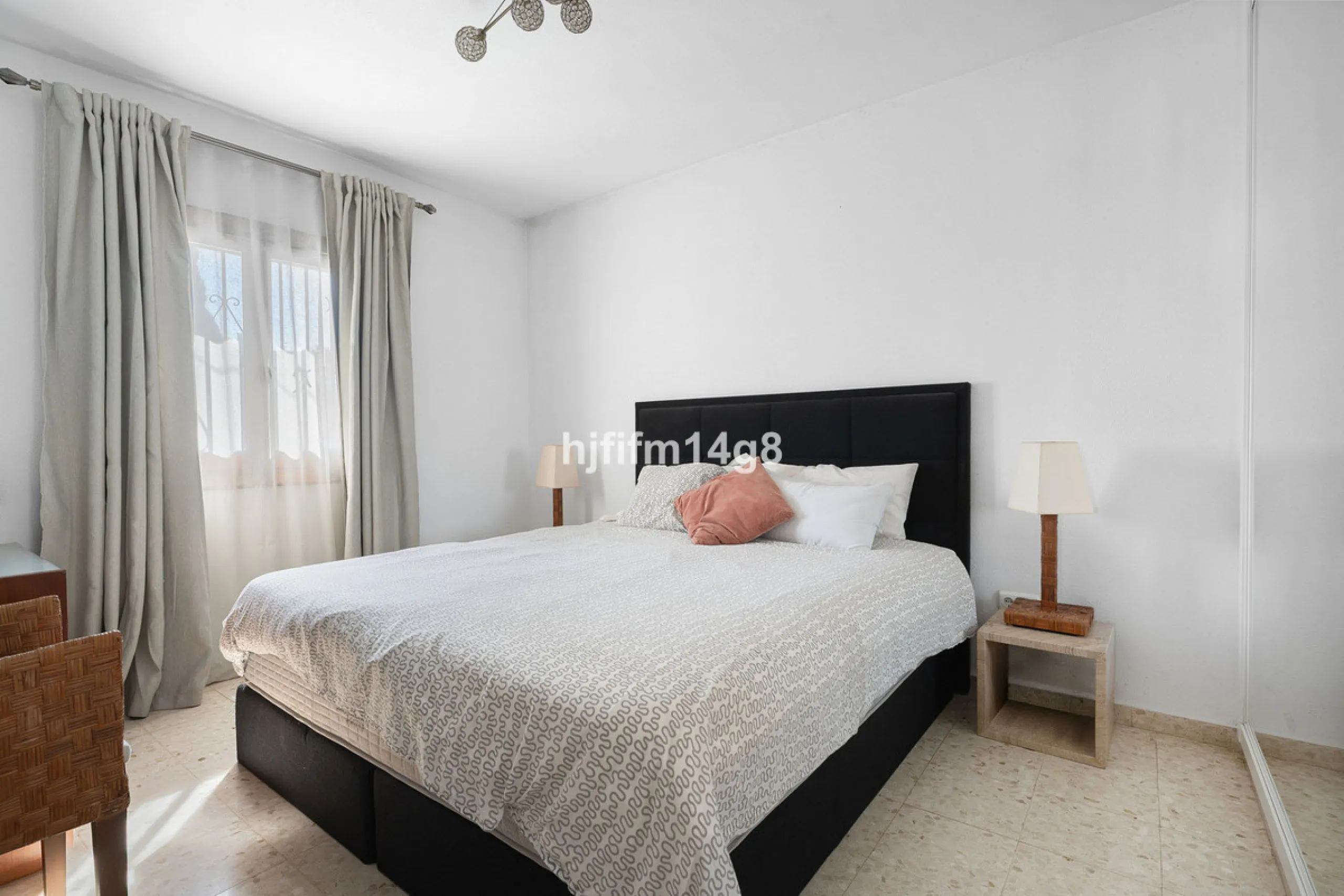 Located in the highly sought-after area of La Campana, this charming 4-bedroom villa offers an exceptional opportunity to enjoy comfortable living in one of the most convenient and well-connected parts of Nueva Andalucía, just minutes from the vibrant lif