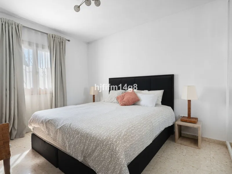 Located in the highly sought-after area of La Campana, this charming 4-bedroom villa offers an exceptional opportunity to enjoy comfortable living in one of the most convenient and well-connected parts of Nueva Andalucía, just minutes from the vibrant lif