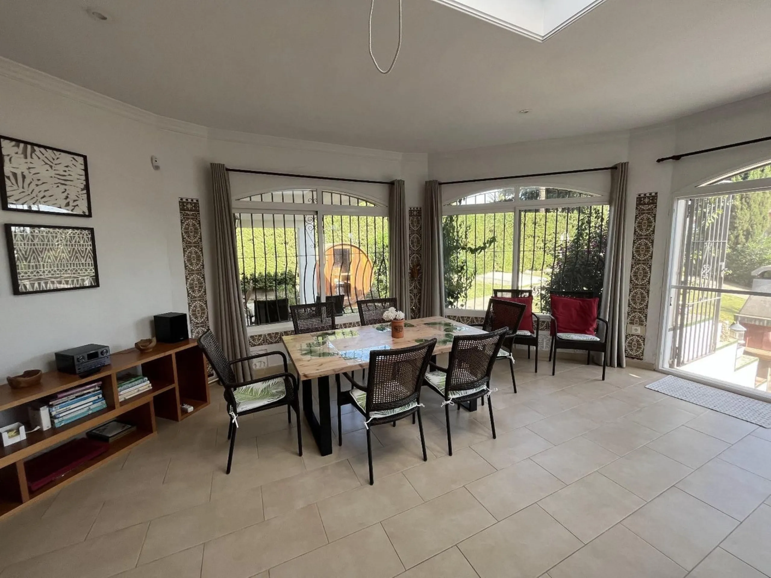 BRIGHT AND SPACIOUS VILLA WITH PRIVATE POOL, GARAGE AND MULTIPLE PARKING – EL CHAPARRAL, MIJAS COSTA