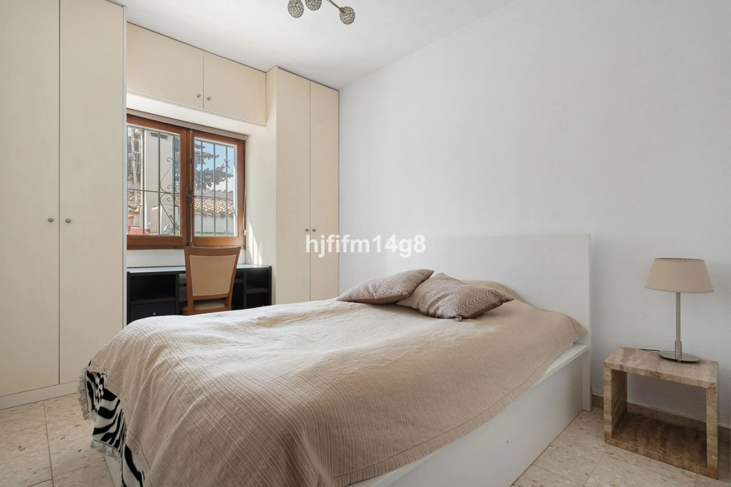 Located in the highly sought-after area of La Campana, this charming 4-bedroom villa offers an exceptional opportunity to enjoy comfortable living in one of the most convenient and well-connected parts of Nueva Andalucía, just minutes from the vibrant lif