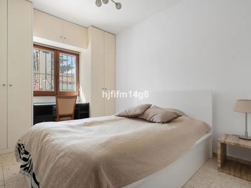 Located in the highly sought-after area of La Campana, this charming 4-bedroom villa offers an exceptional opportunity to enjoy comfortable living in one of the most convenient and well-connected parts of Nueva Andalucía, just minutes from the vibrant lif