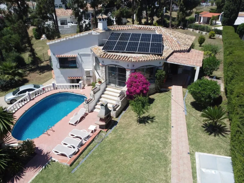 BRIGHT AND SPACIOUS VILLA WITH PRIVATE POOL, GARAGE AND MULTIPLE PARKING – EL CHAPARRAL, MIJAS COSTA