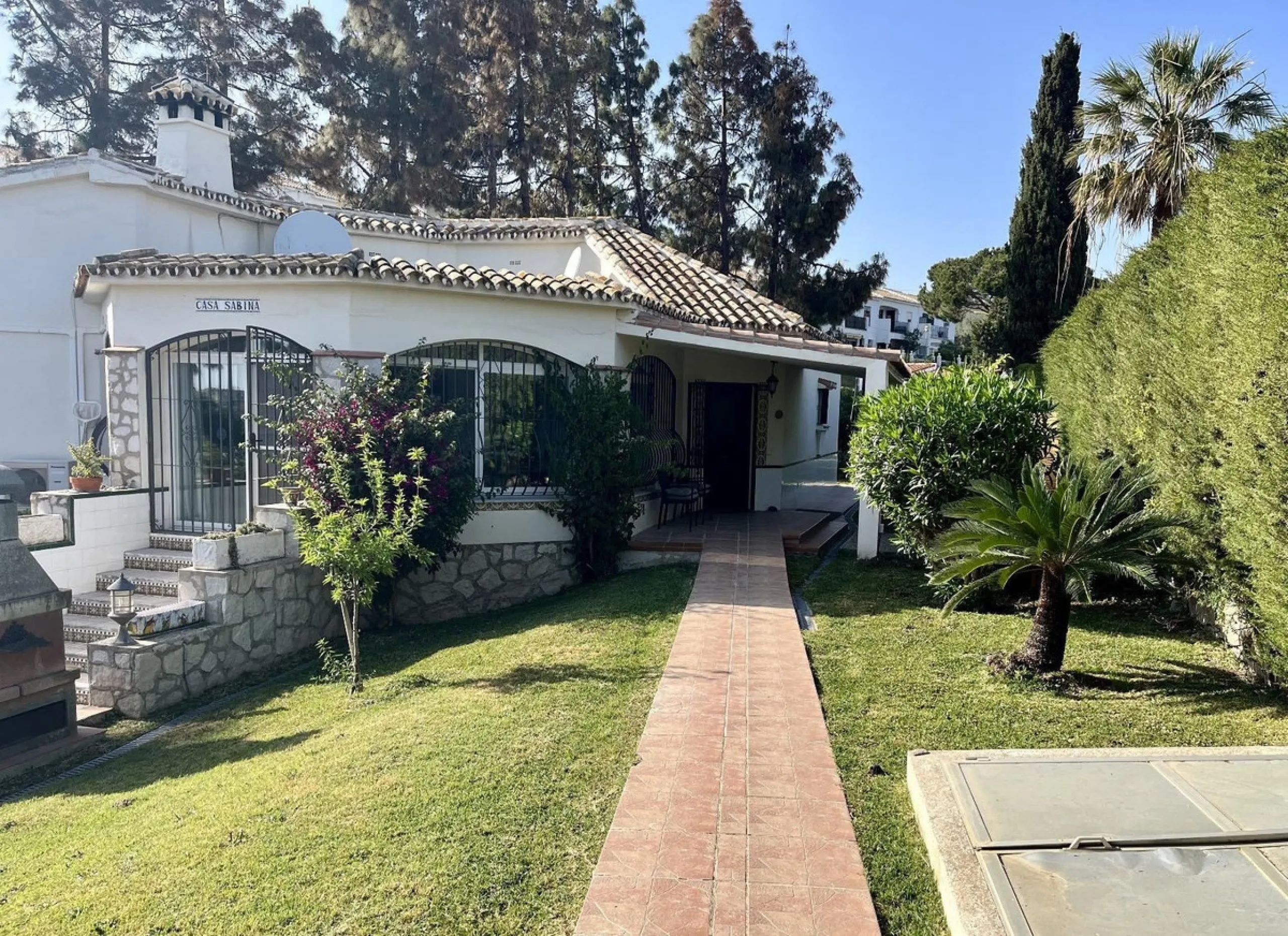 BRIGHT AND SPACIOUS VILLA WITH PRIVATE POOL, GARAGE AND MULTIPLE PARKING – EL CHAPARRAL, MIJAS COSTA