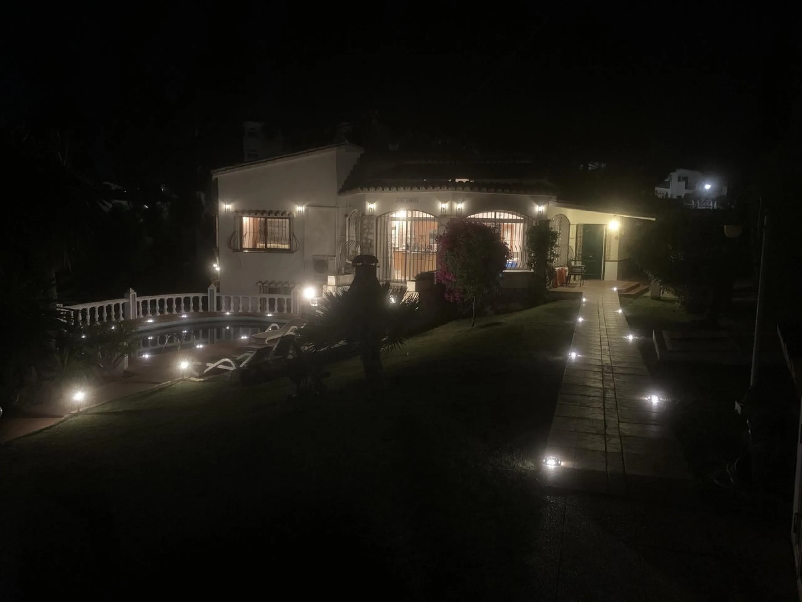 BRIGHT AND SPACIOUS VILLA WITH PRIVATE POOL, GARAGE AND MULTIPLE PARKING – EL CHAPARRAL, MIJAS COSTA