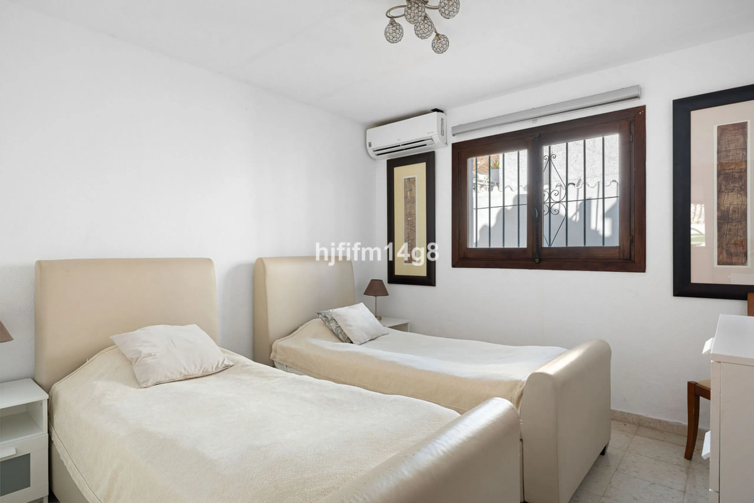 Located in the highly sought-after area of La Campana, this charming 4-bedroom villa offers an exceptional opportunity to enjoy comfortable living in one of the most convenient and well-connected parts of Nueva Andalucía, just minutes from the vibrant lif