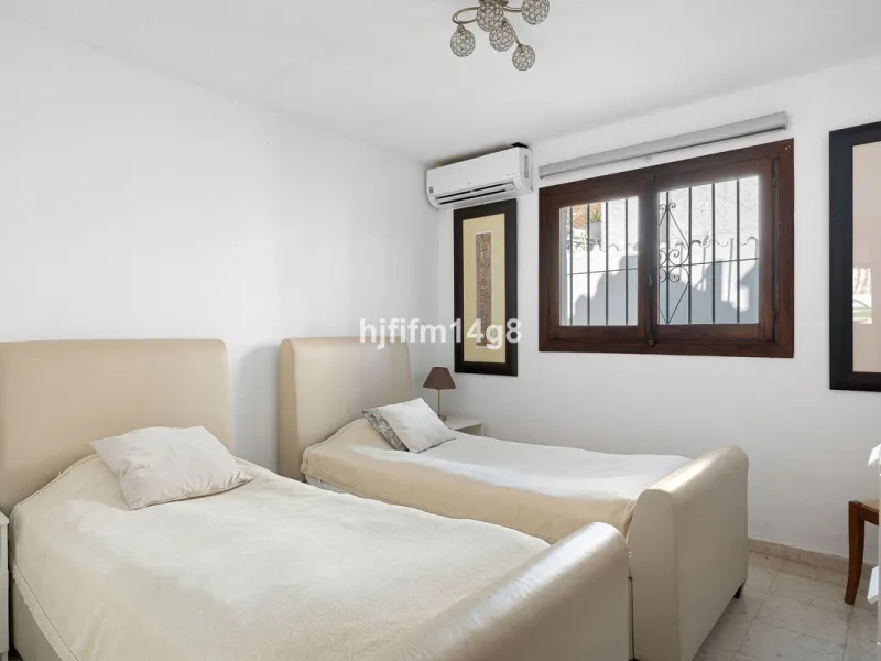Located in the highly sought-after area of La Campana, this charming 4-bedroom villa offers an exceptional opportunity to enjoy comfortable living in one of the most convenient and well-connected parts of Nueva Andalucía, just minutes from the vibrant lif