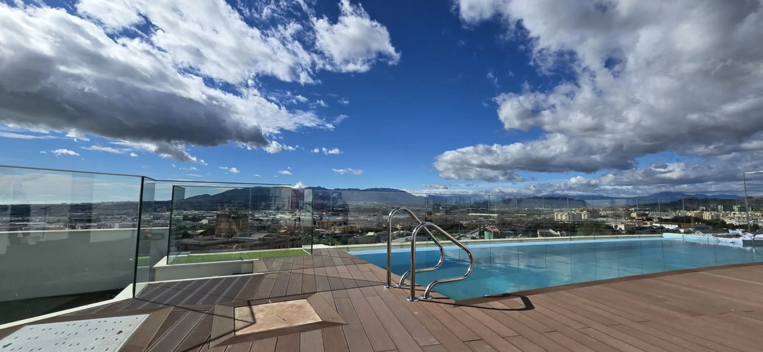 Exclusive penthouse for sale with wrap-around terrace and all-day sunshine in Teatinos (Málaga)