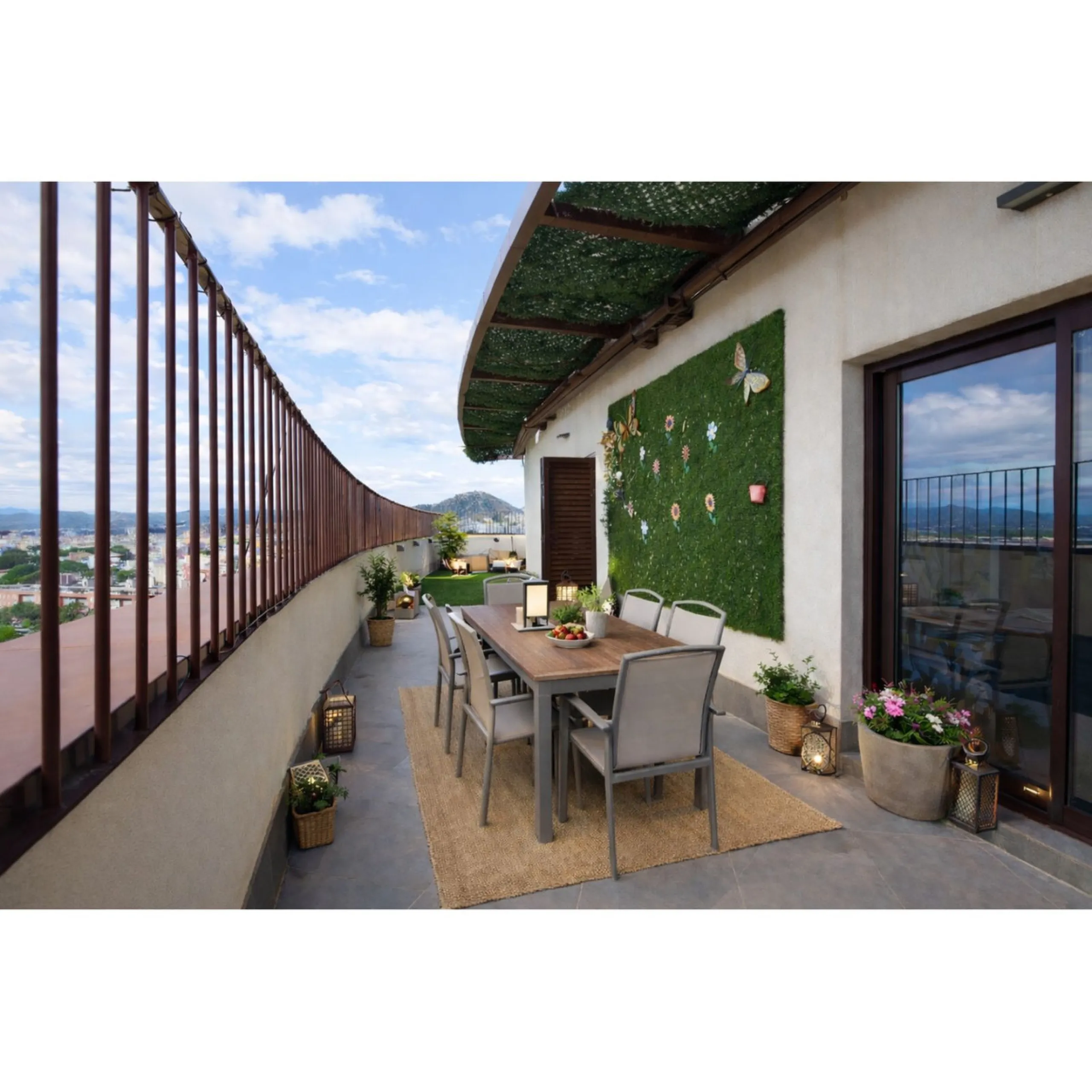 Exclusive penthouse for sale with wrap-around terrace and all-day sunshine in Teatinos (Málaga)