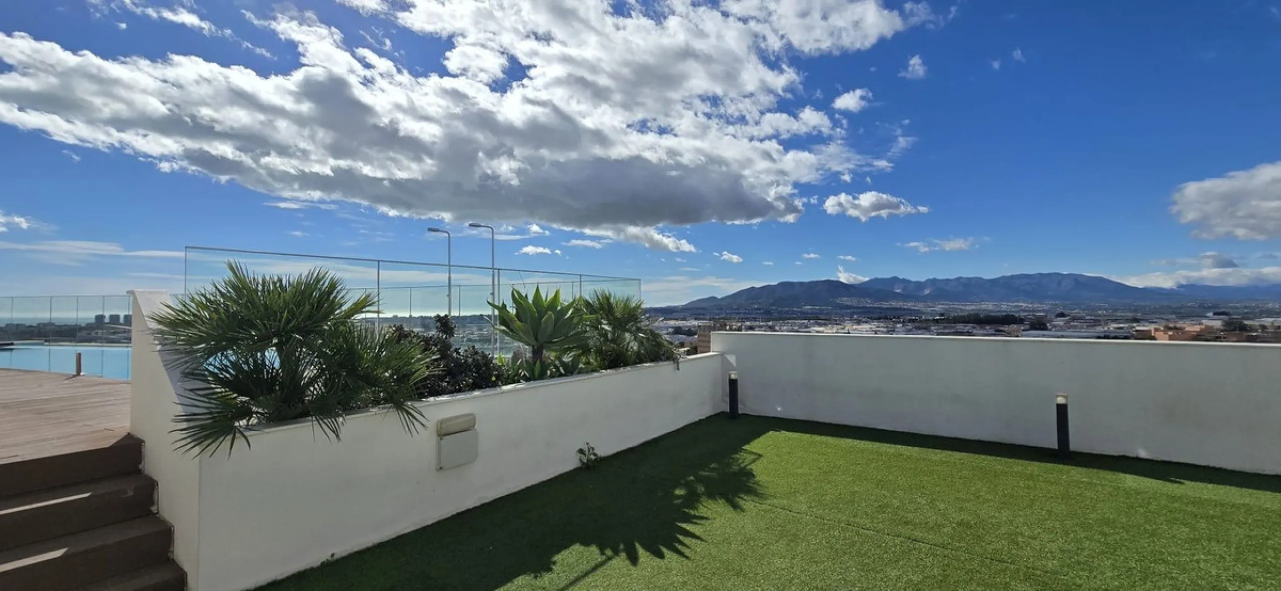 Exclusive penthouse for sale with wrap-around terrace and all-day sunshine in Teatinos (Málaga)