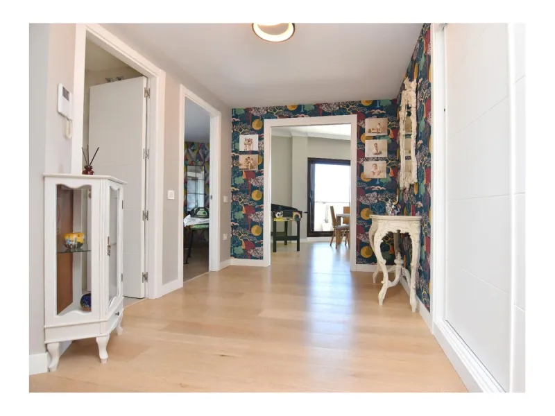Exclusive penthouse for sale with wrap-around terrace and all-day sunshine in Teatinos (Málaga)