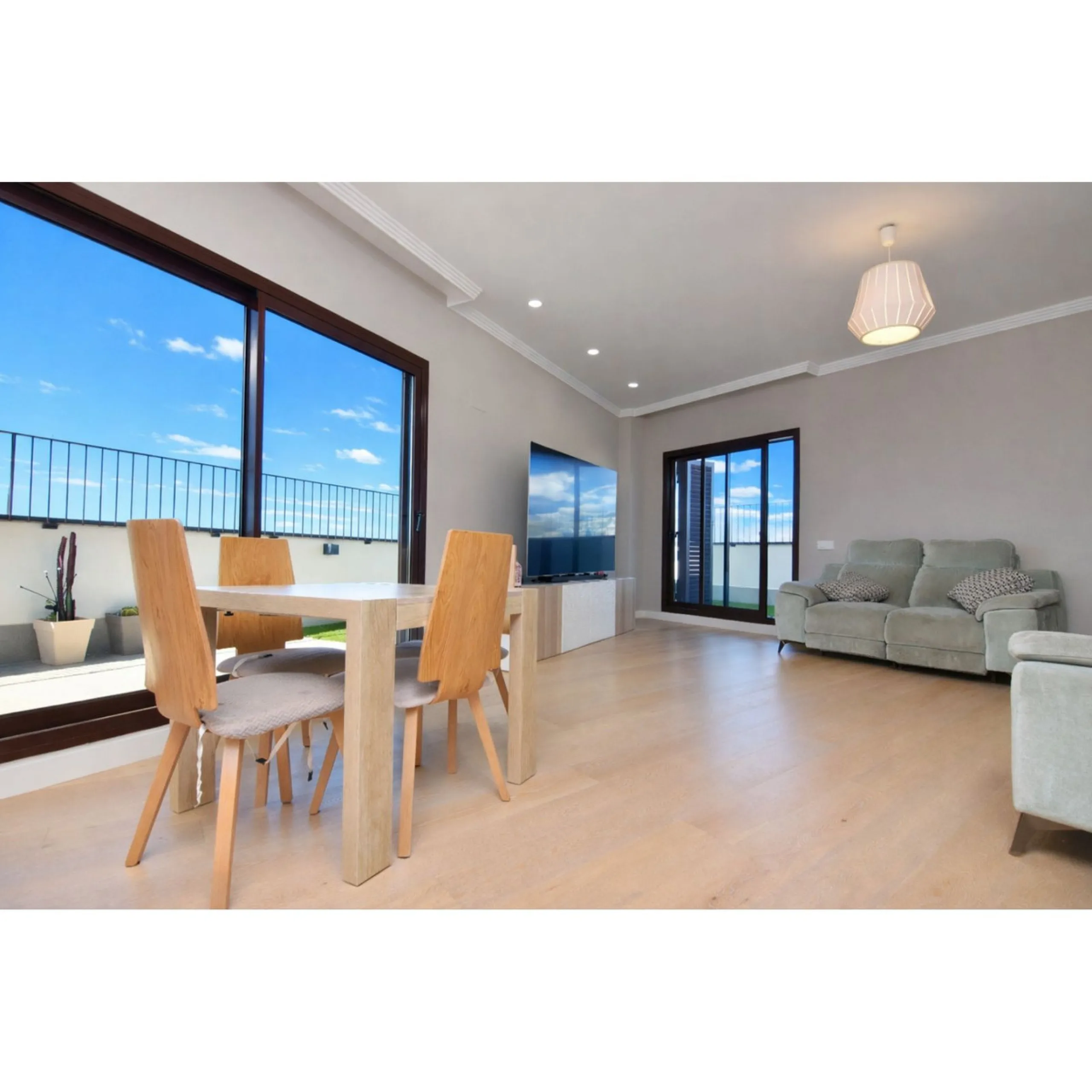 Exclusive penthouse for sale with wrap-around terrace and all-day sunshine in Teatinos (Málaga)