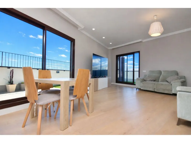 Exclusive penthouse for sale with wrap-around terrace and all-day sunshine in Teatinos (Málaga)