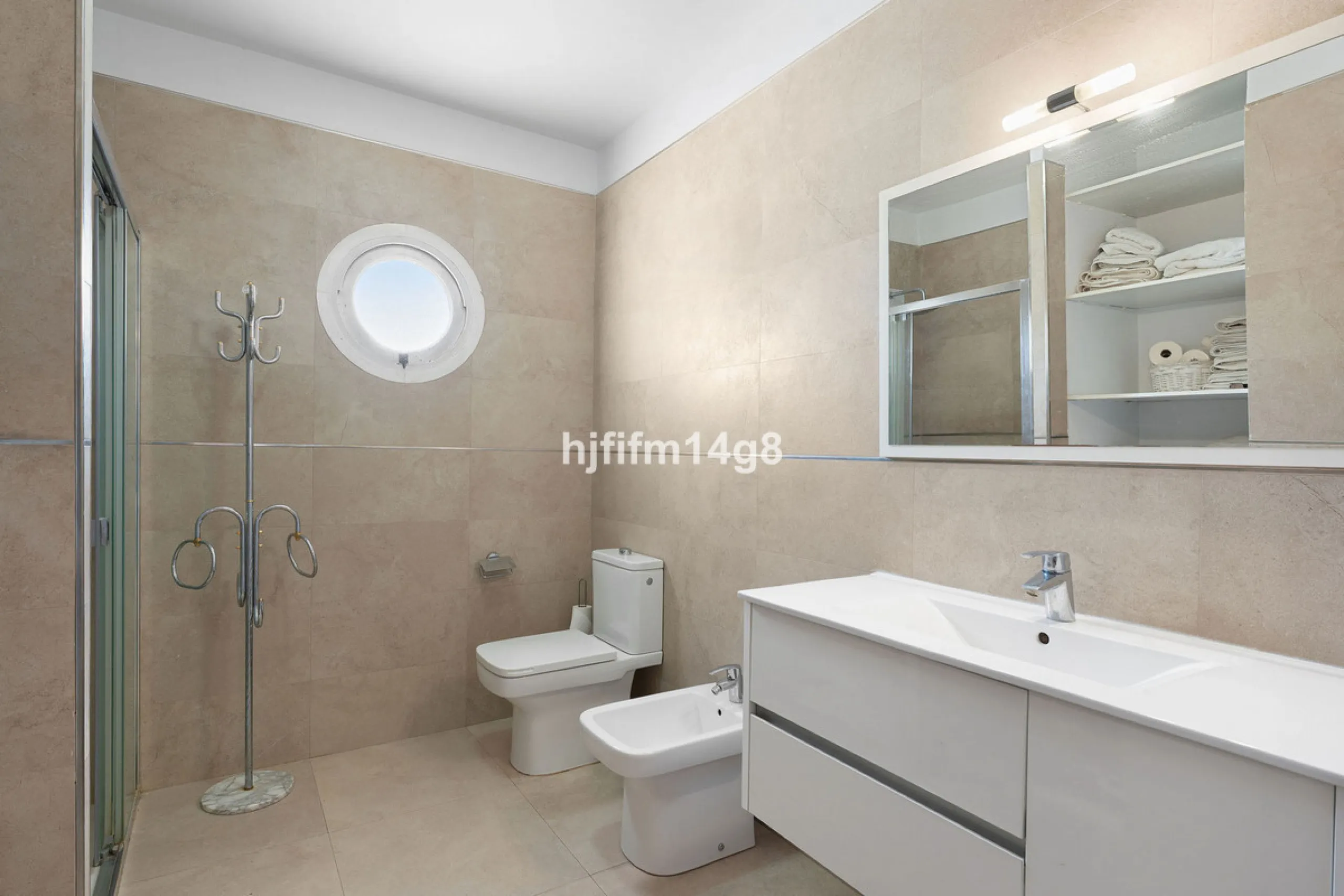 Located in the highly sought-after area of La Campana, this charming 4-bedroom villa offers an exceptional opportunity to enjoy comfortable living in one of the most convenient and well-connected parts of Nueva Andalucía, just minutes from the vibrant lif