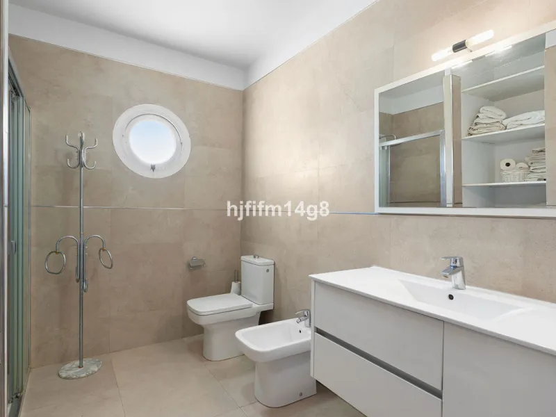 Located in the highly sought-after area of La Campana, this charming 4-bedroom villa offers an exceptional opportunity to enjoy comfortable living in one of the most convenient and well-connected parts of Nueva Andalucía, just minutes from the vibrant lif