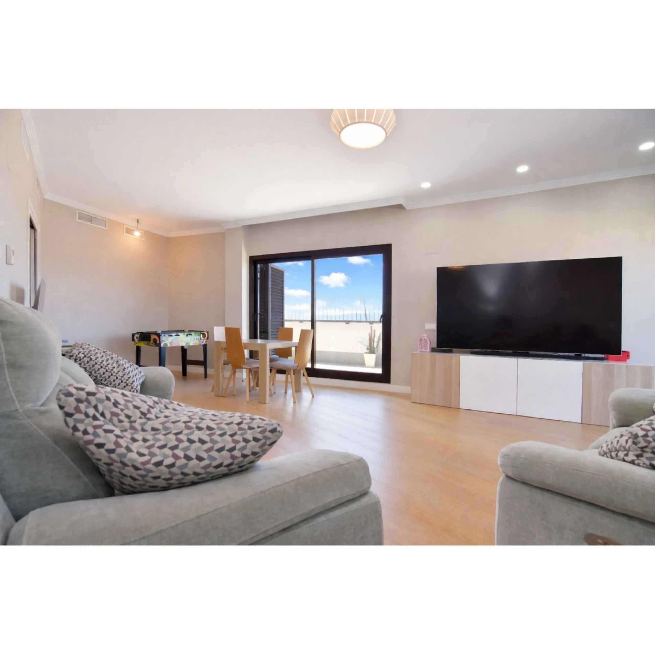 Exclusive penthouse for sale with wrap-around terrace and all-day sunshine in Teatinos (Málaga)