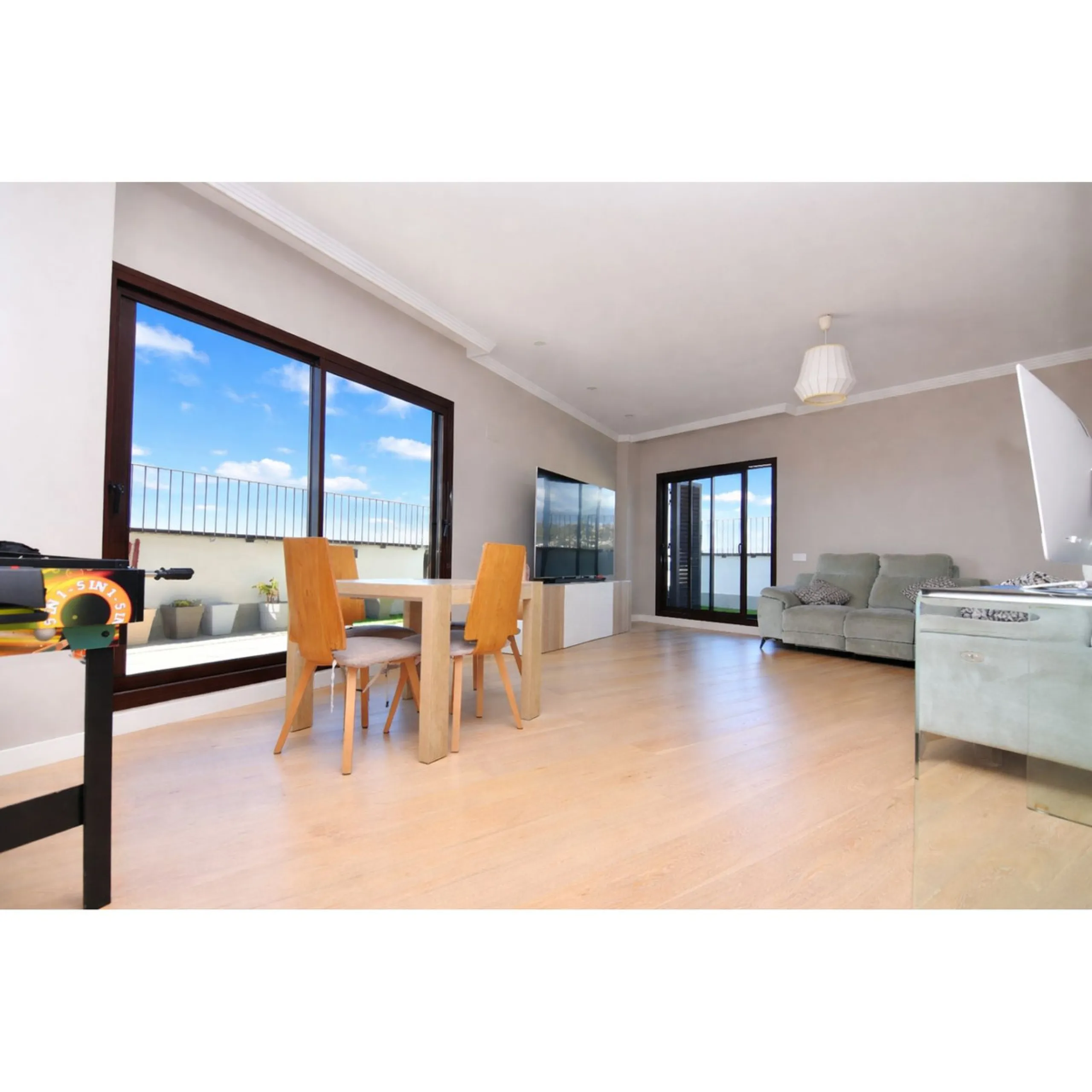 Exclusive penthouse for sale with wrap-around terrace and all-day sunshine in Teatinos (Málaga)