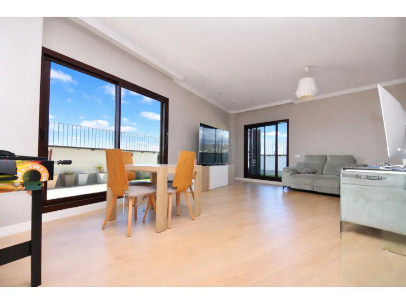 Exclusive penthouse for sale with wrap-around terrace and all-day sunshine in Teatinos (Málaga)
