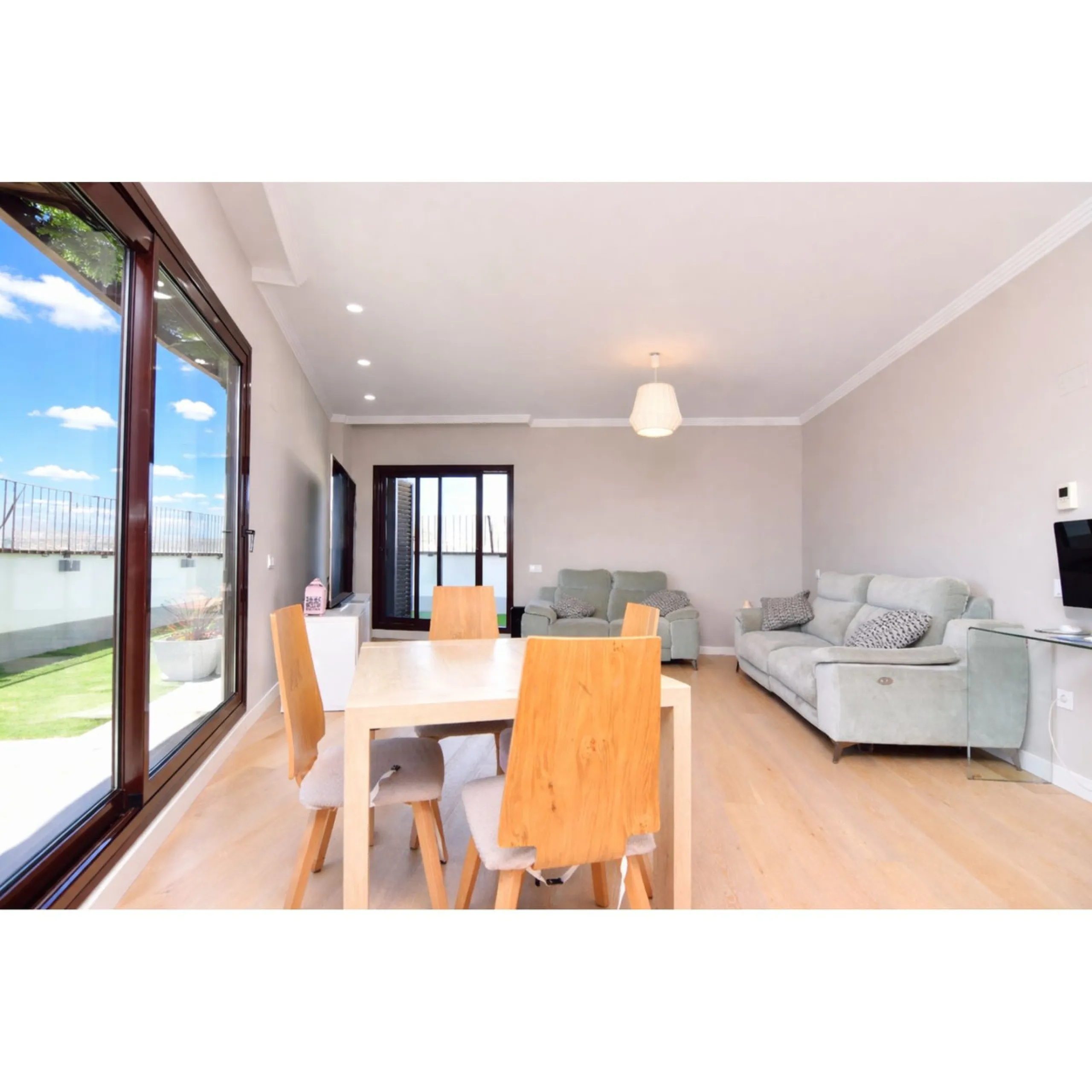 Exclusive penthouse for sale with wrap-around terrace and all-day sunshine in Teatinos (Málaga)