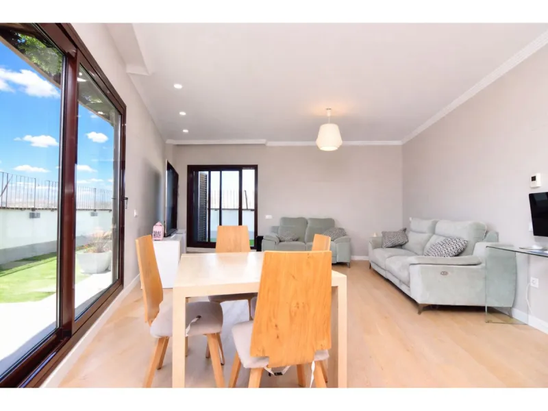 Exclusive penthouse for sale with wrap-around terrace and all-day sunshine in Teatinos (Málaga)