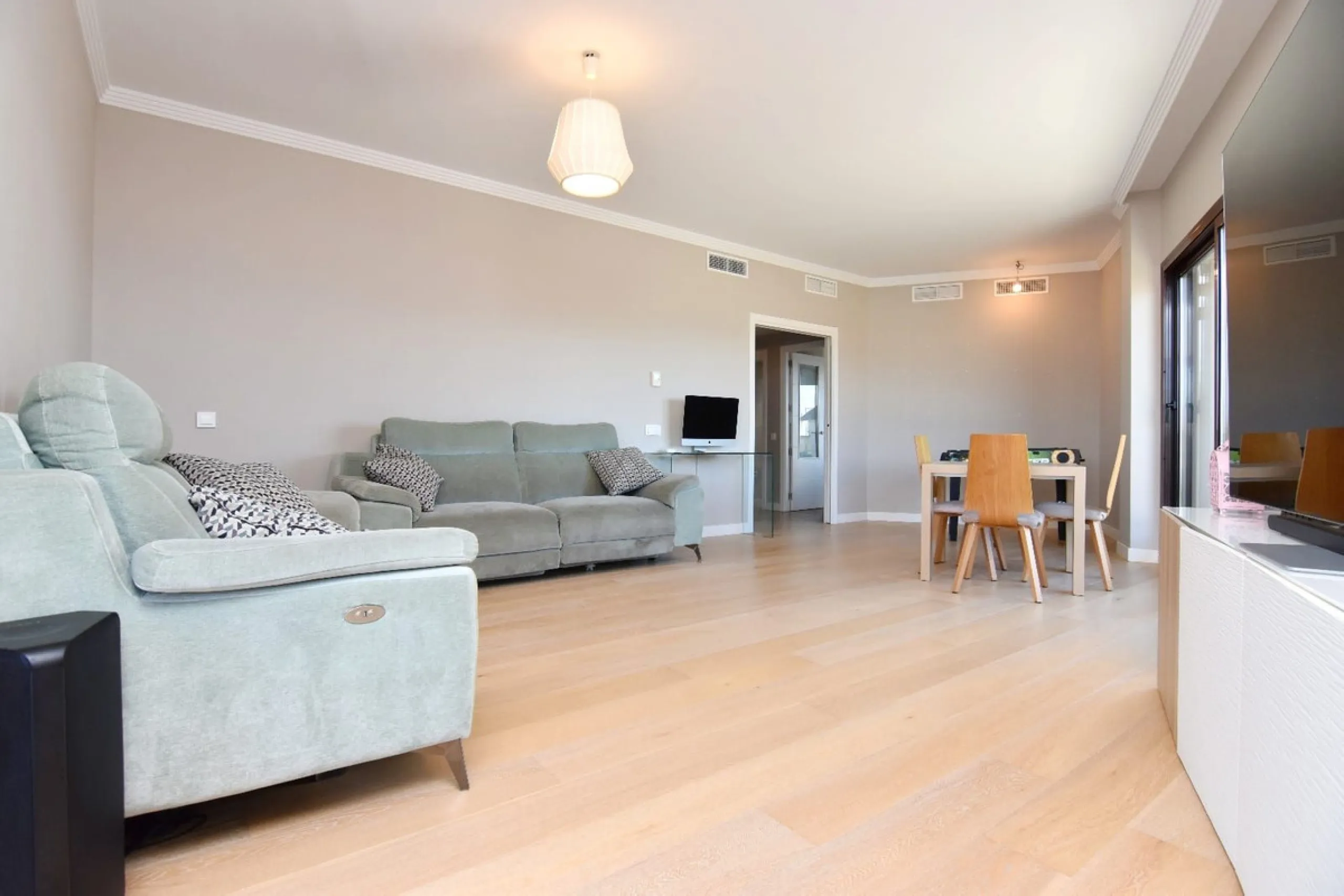 Exclusive penthouse for sale with wrap-around terrace and all-day sunshine in Teatinos (Málaga)