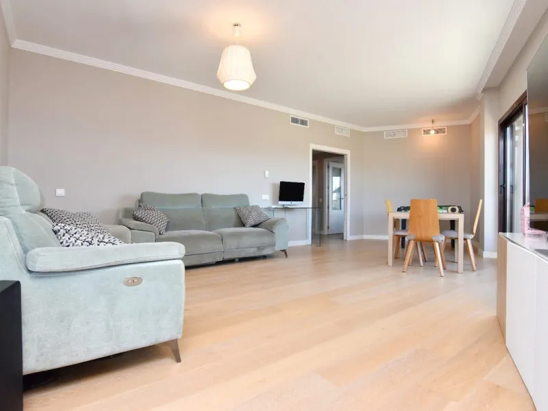Exclusive penthouse for sale with wrap-around terrace and all-day sunshine in Teatinos (Málaga)