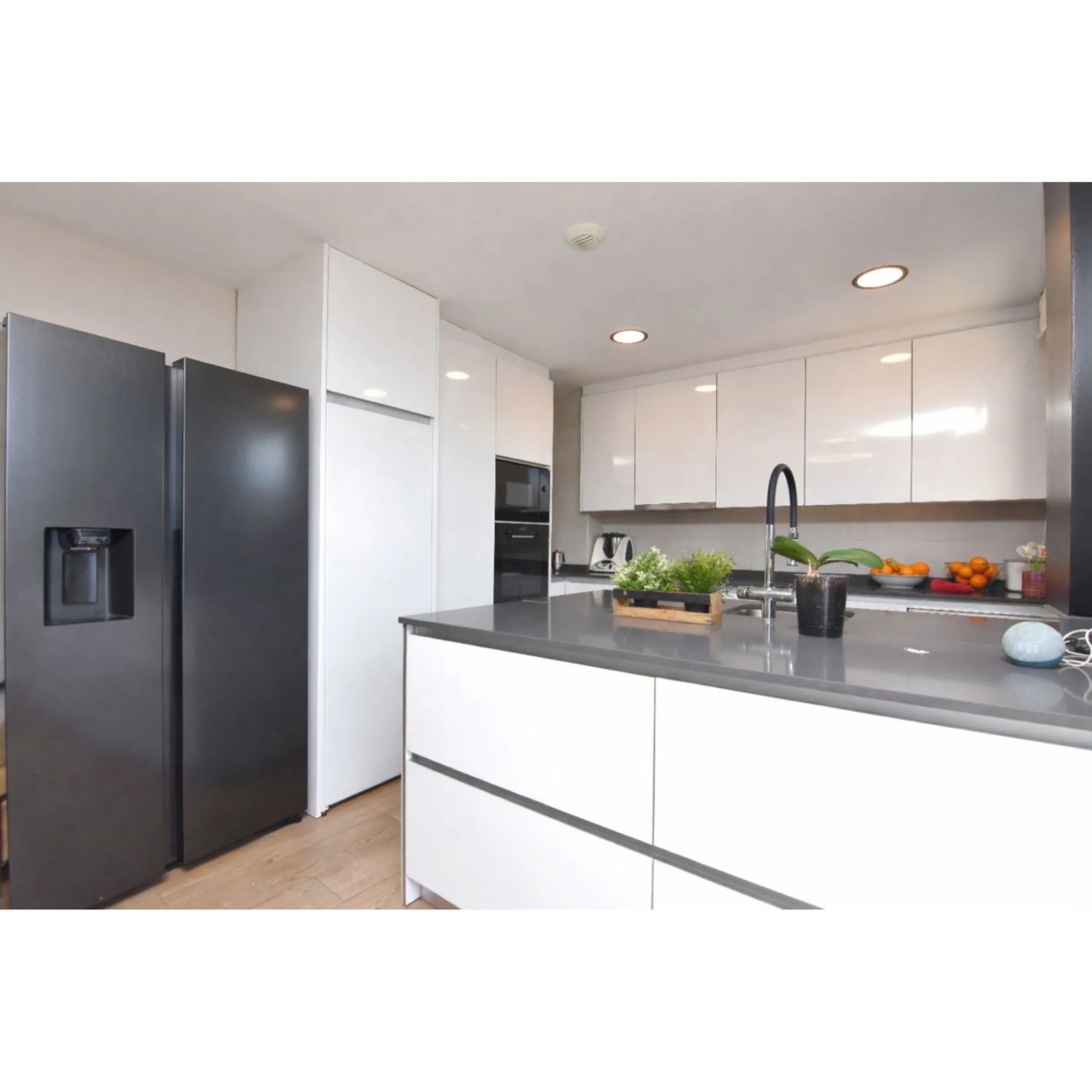 Exclusive penthouse for sale with wrap-around terrace and all-day sunshine in Teatinos (Málaga)