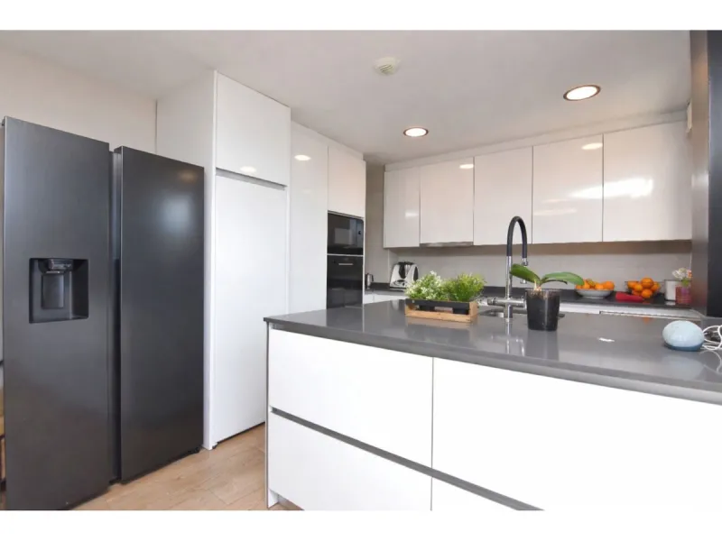 Exclusive penthouse for sale with wrap-around terrace and all-day sunshine in Teatinos (Málaga)
