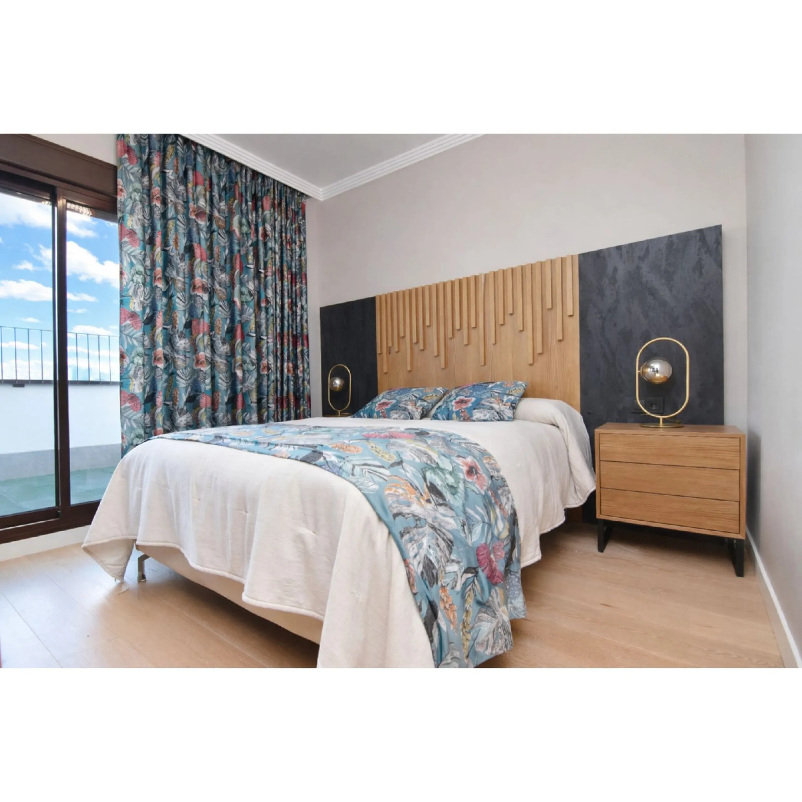 Exclusive penthouse for sale with wrap-around terrace and all-day sunshine in Teatinos (Málaga)