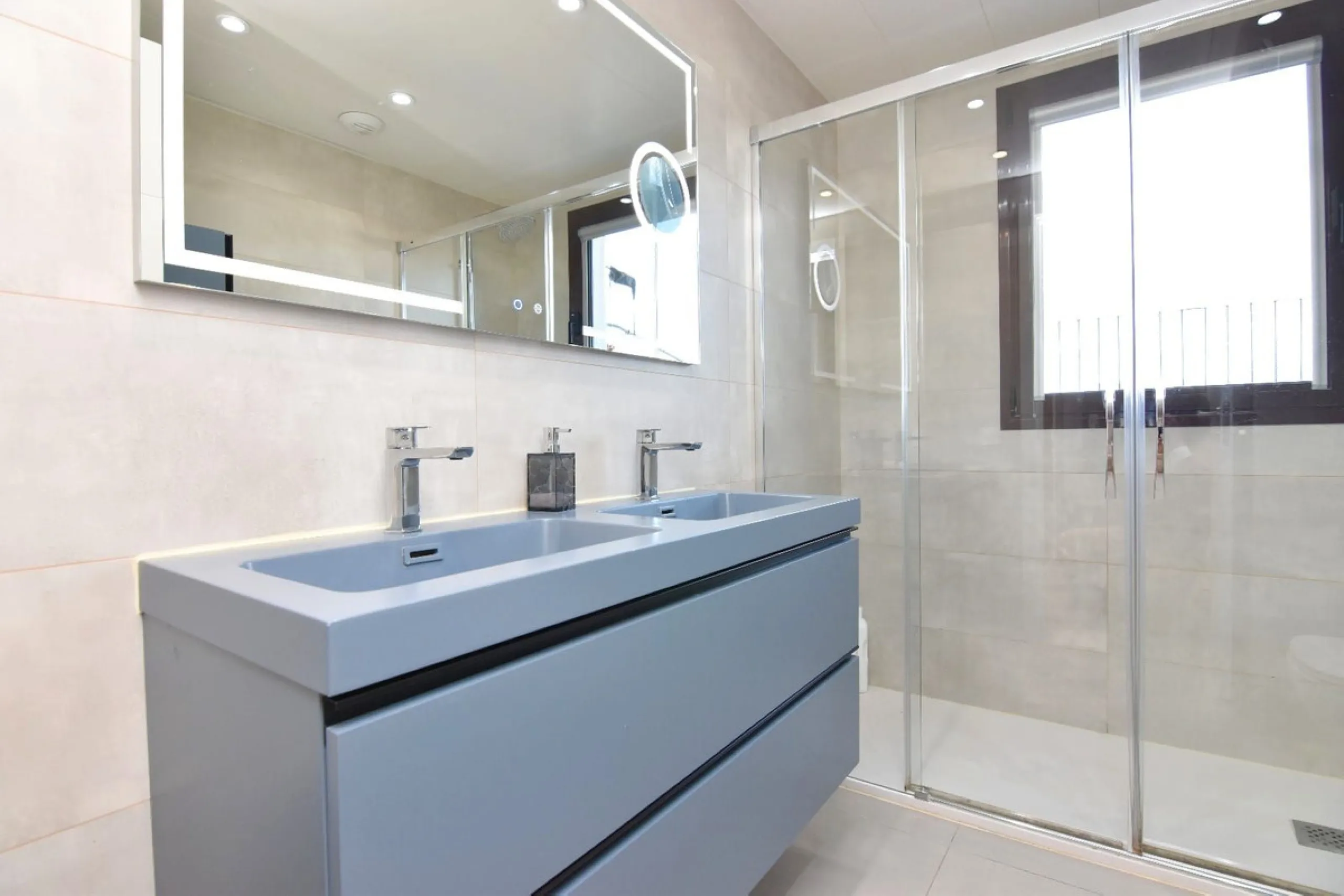 Exclusive penthouse for sale with wrap-around terrace and all-day sunshine in Teatinos (Málaga)
