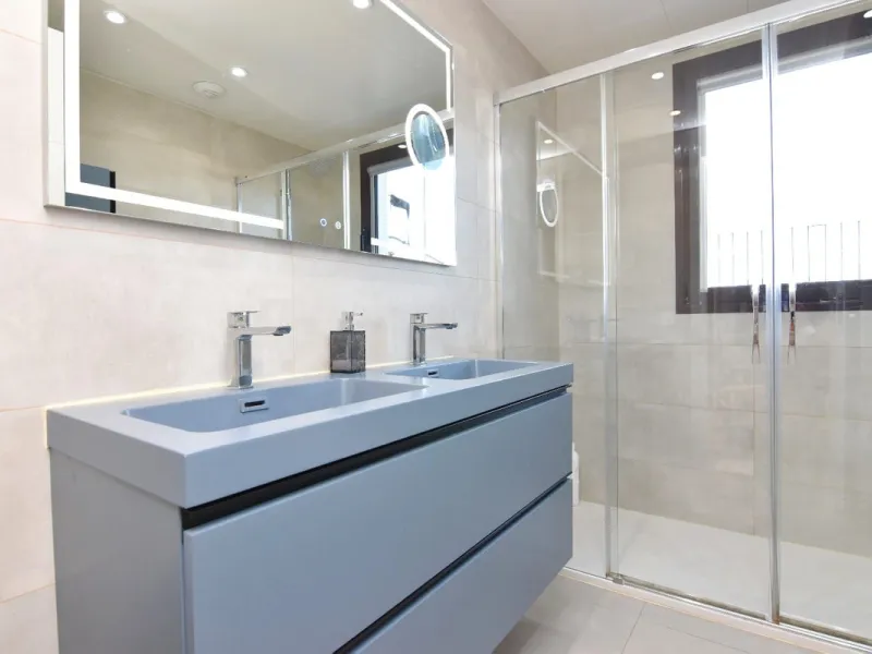 Exclusive penthouse for sale with wrap-around terrace and all-day sunshine in Teatinos (Málaga)