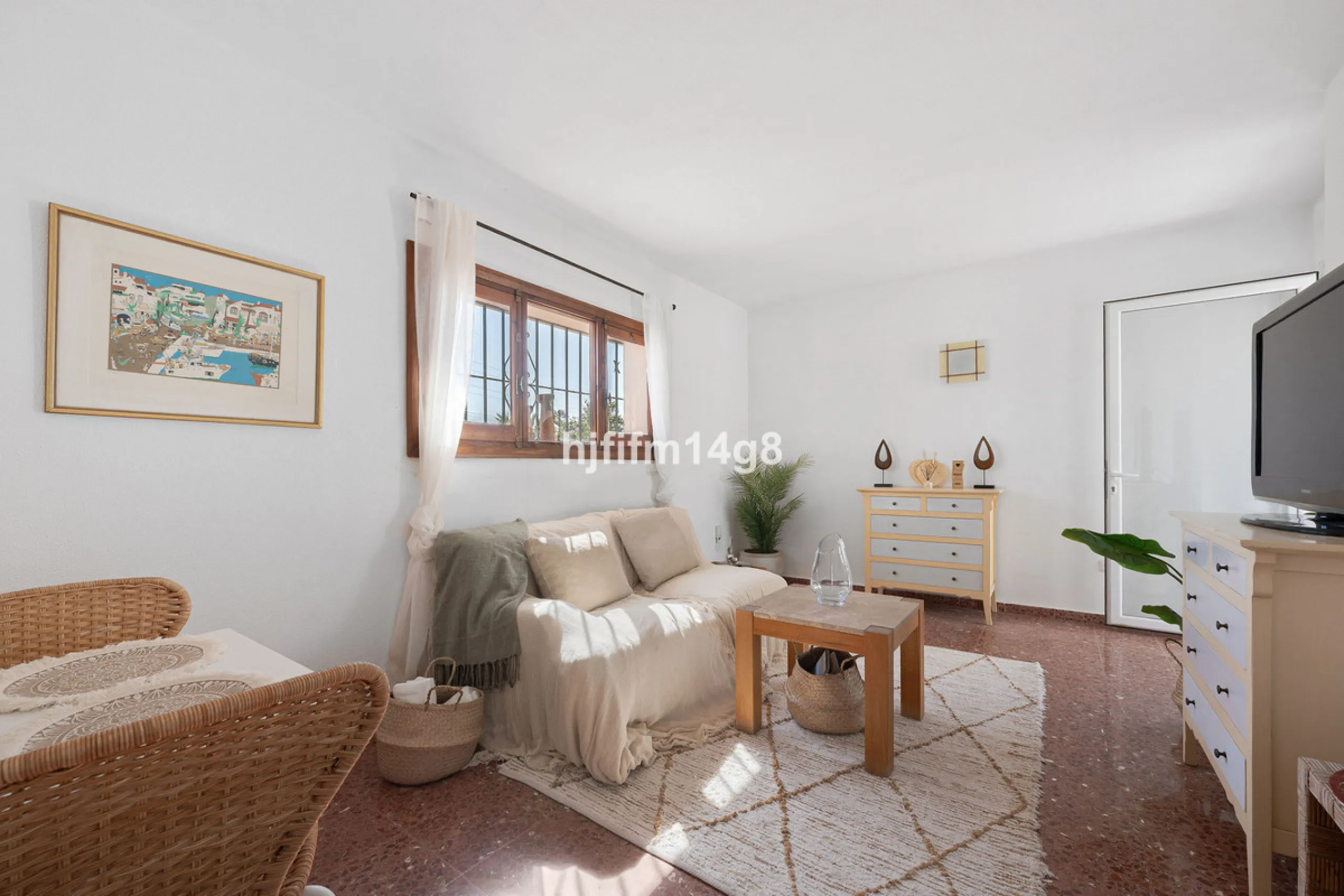 Located in the highly sought-after area of La Campana, this charming 4-bedroom villa offers an exceptional opportunity to enjoy comfortable living in one of the most convenient and well-connected parts of Nueva Andalucía, just minutes from the vibrant lif