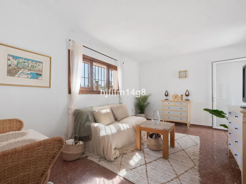 Located in the highly sought-after area of La Campana, this charming 4-bedroom villa offers an exceptional opportunity to enjoy comfortable living in one of the most convenient and well-connected parts of Nueva Andalucía, just minutes from the vibrant lif
