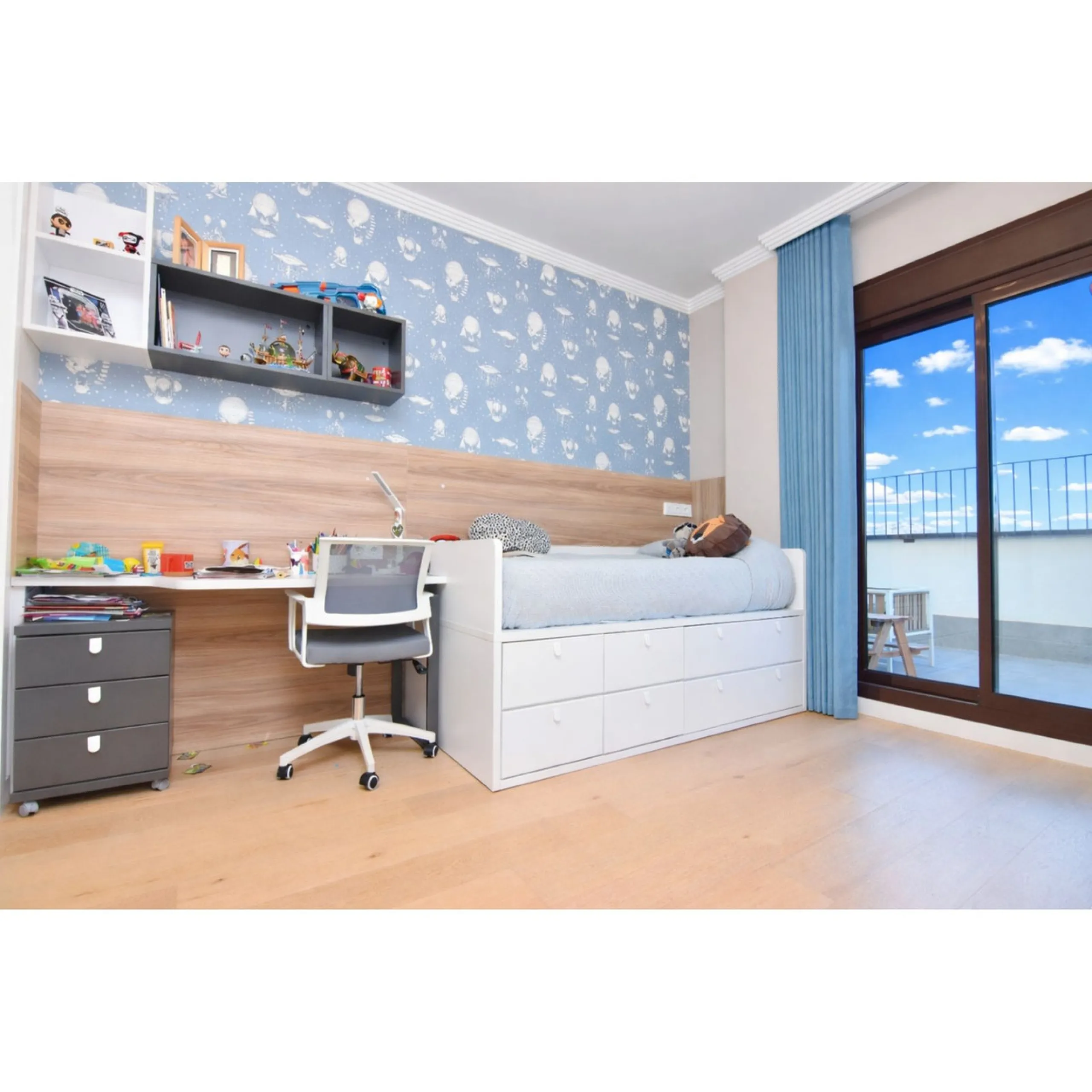Exclusive penthouse for sale with wrap-around terrace and all-day sunshine in Teatinos (Málaga)