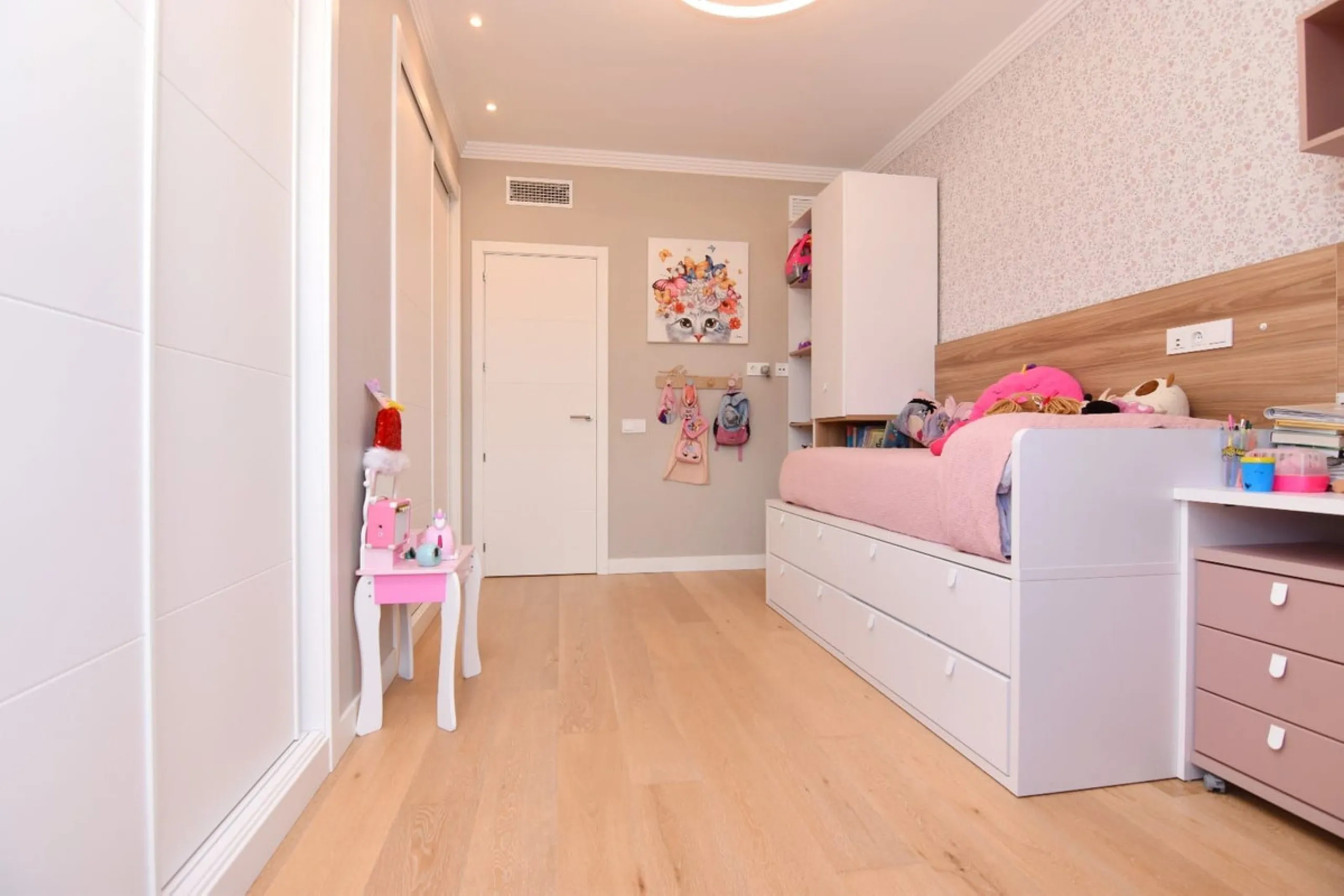 Exclusive penthouse for sale with wrap-around terrace and all-day sunshine in Teatinos (Málaga)